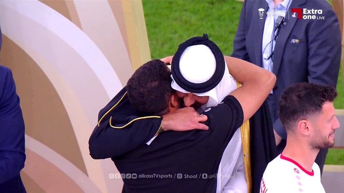 فيديو.. أمير قطر يهنئ مدرب الأردن بعد نهائي كأس آسيا 2023