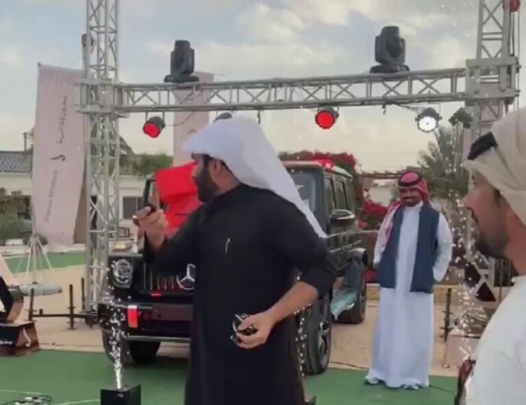 فيديو.. عبدالرحمن المطيري يوزع 8 مرسيدس جي كلاس كهدايا بدون شروط