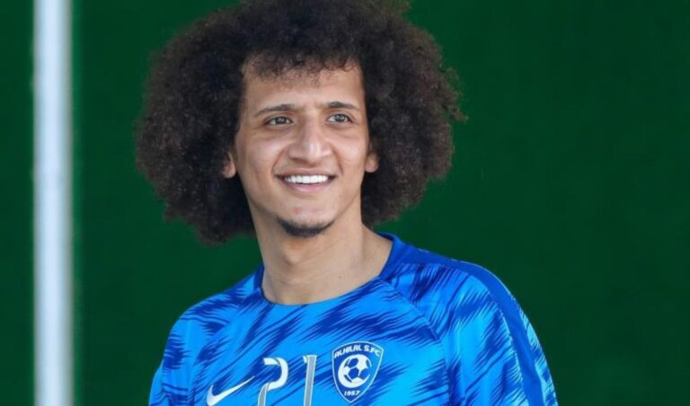 فيديو.. عموري يقضي أوقات مرحة بلعب الورق في أحدث ظهور