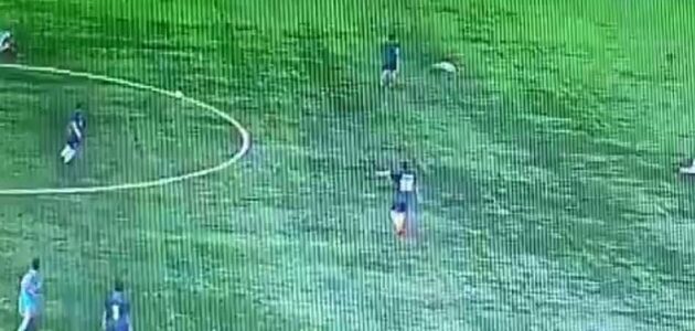 فيديو.. لحظة وفاة لاعب كرة قدم إثر صاعقة رعدية خلال مباراة