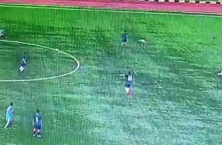 فيديو.. لحظة وفاة لاعب كرة قدم إثر صاعقة رعدية خلال مباراة