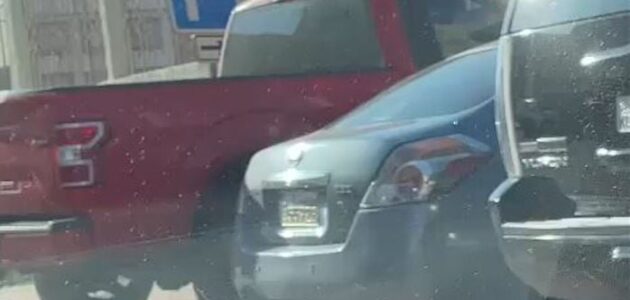 فيديو متداول لاستعراض سيارات المعلمين الكويتيين أمام مدرسة بعد تطبيق نظام البصمة