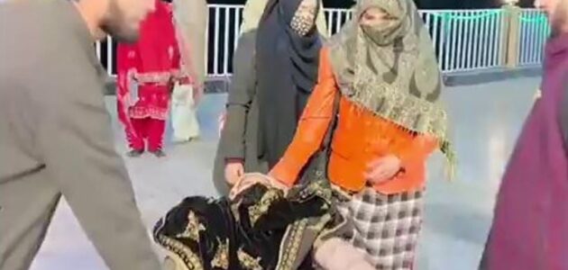 فيديو.. معالج شعبي باكستاني يثير الجدل بعلاج مريضة مصابة بالشلل في ثوانٍ فقط