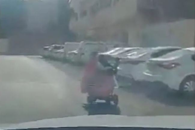 فيديو يخطف القلوب.. شاهد سيدة توصل ابنتها المدرسة بكرسي متحرك