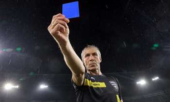 فيفا يكشف حقيقة “الكارت الأزرق”