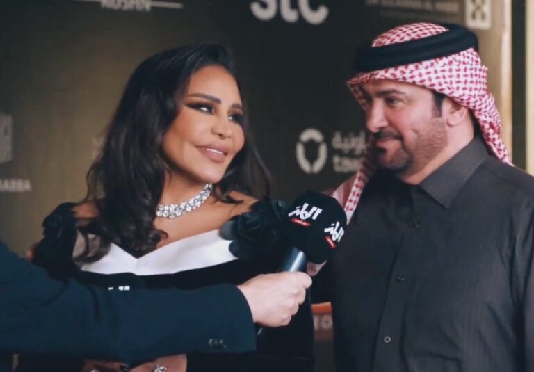 مبارك الهاجري يتغزل بزوجته أحلام بعد نجاح حفلتها.. شاهد ردة فعل الأخيرة