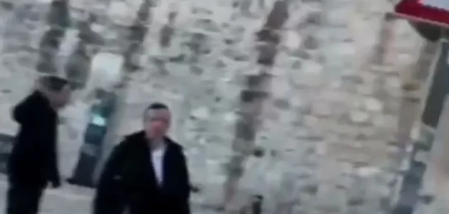 مستوطن بصق عليه وآخر شتم المسيح.. شاهد راهب ألماني يتعرض للاعتداء في القدس والخارجية الفلسطينية تعلق