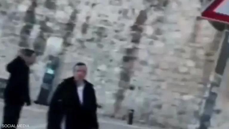 مستوطن بصق عليه وآخر شتم المسيح.. شاهد راهب ألماني يتعرض للاعتداء في القدس والخارجية الفلسطينية تعلق