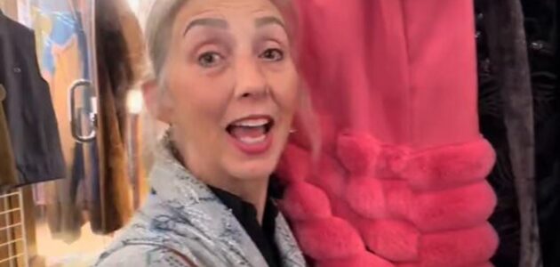 مقطع طريف متداول لزوجة الإعلامي علي المشعل ووالدتها يكاسران في أحد المحلات