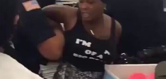 مقطع فيديو يوثق اعتقالًا قاسيًا لامرأة من أصل إفريقي من قِبَل شرطي أمريكي