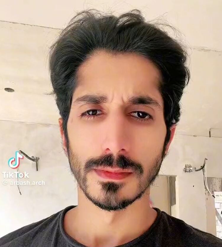 منصور مريعاني يرد على سخرية المتابعين حول تقنية الرابد وول بفيديو توضيحي