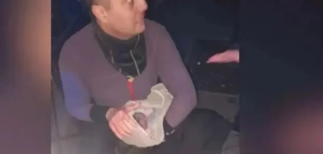 مهاجر جزائري يساعد امرأة على وضع طفلها وسط الشارع في فرنسا