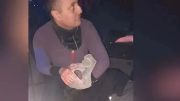 مهاجر جزائري يساعد امرأة على وضع طفلها وسط الشارع في فرنسا