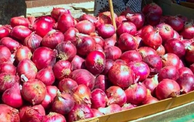 وفرة في البصل وارتفاع الأسعار لهذا السبب