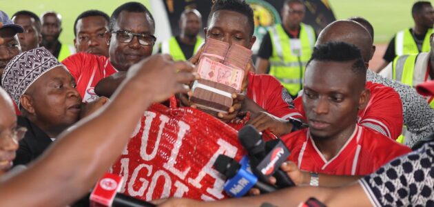 رئيسة تنزانيا توزع مكافأة التأهل الأفريقى على لاعبى سيمبا فى أرض الملعب