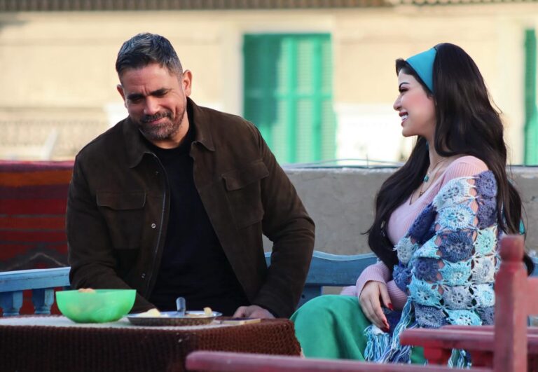 ميرنا جميل مع أمير كرارة في مسلسل “بيت الرفاعي”.